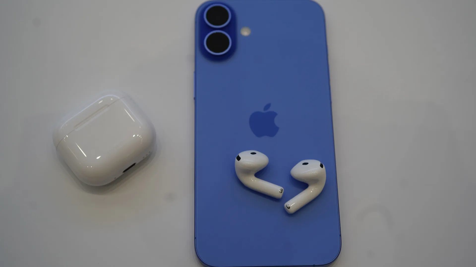 苹果AirPods 4耳机充电盒隐藏电容式按钮，用于配对和恢复出厂设置