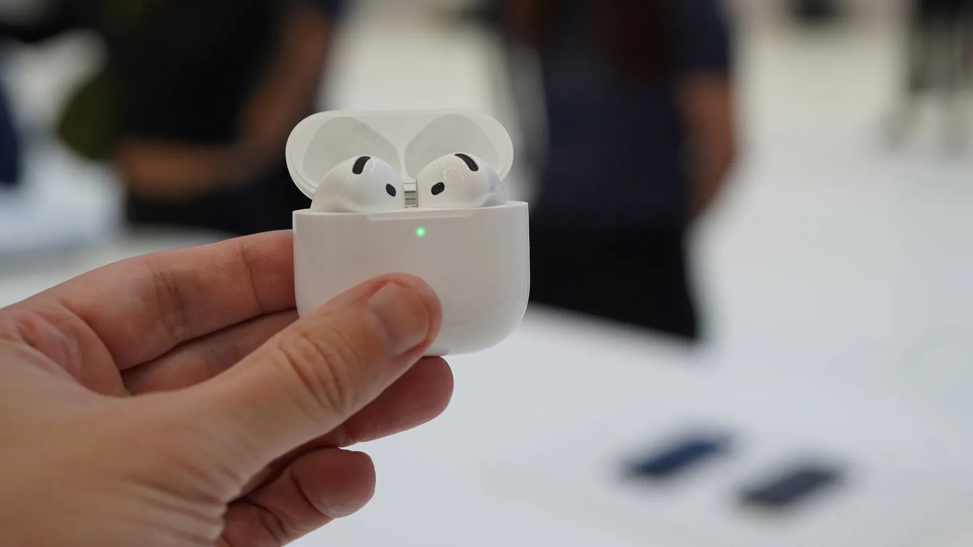 苹果AirPods 4耳机充电盒隐藏电容式按钮，用于配对和恢复出厂设置